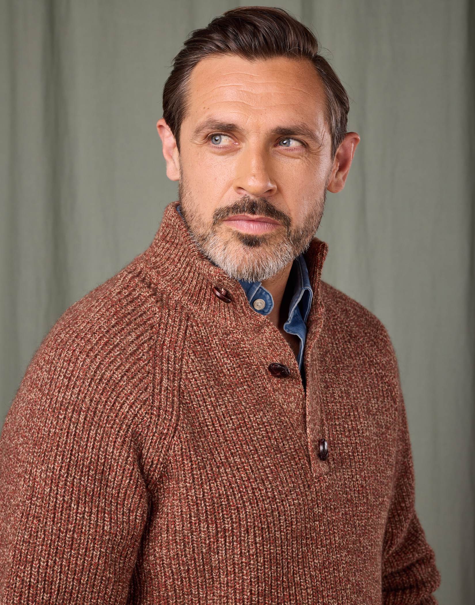 Yak Button Neck - Red/Brown